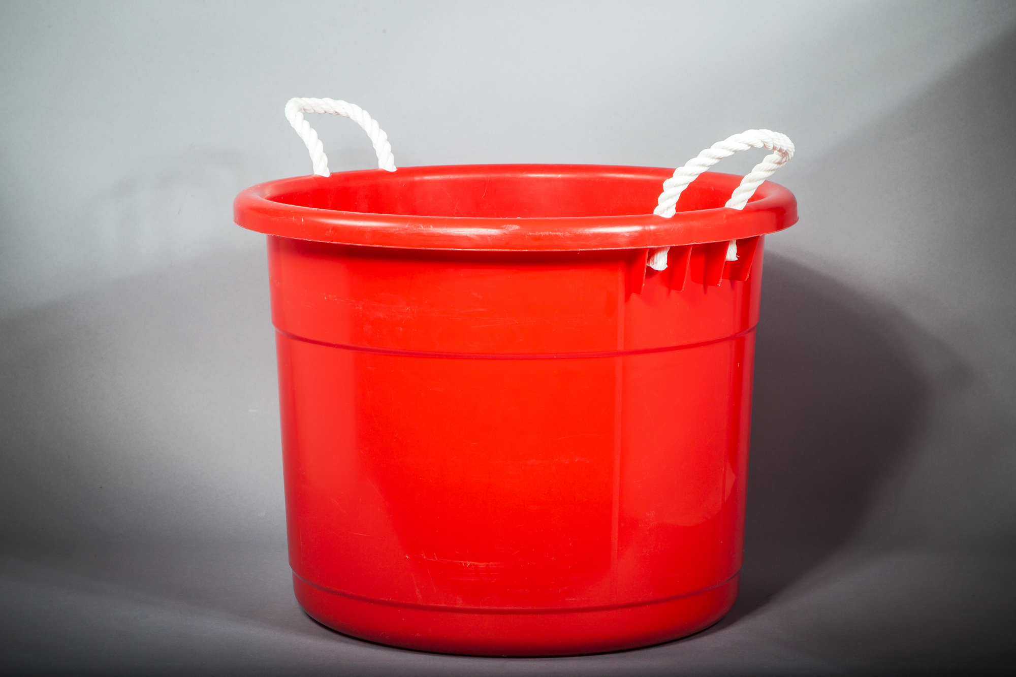 19 GALLON RED PLASTIC TUB, ROPE HANDLES AM Party Rentals