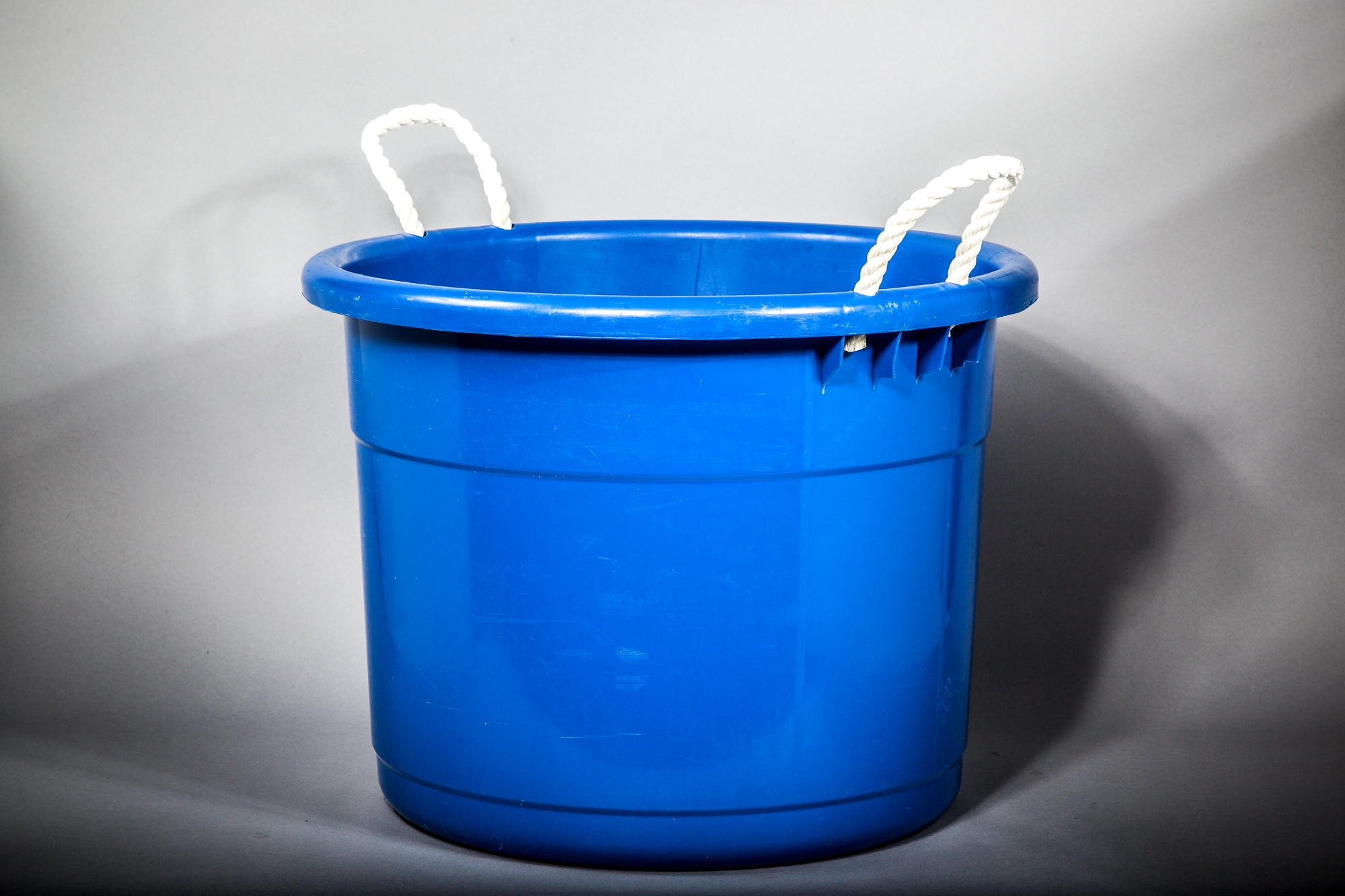 19 Gallon Blue Plastic Tub Rope Handles